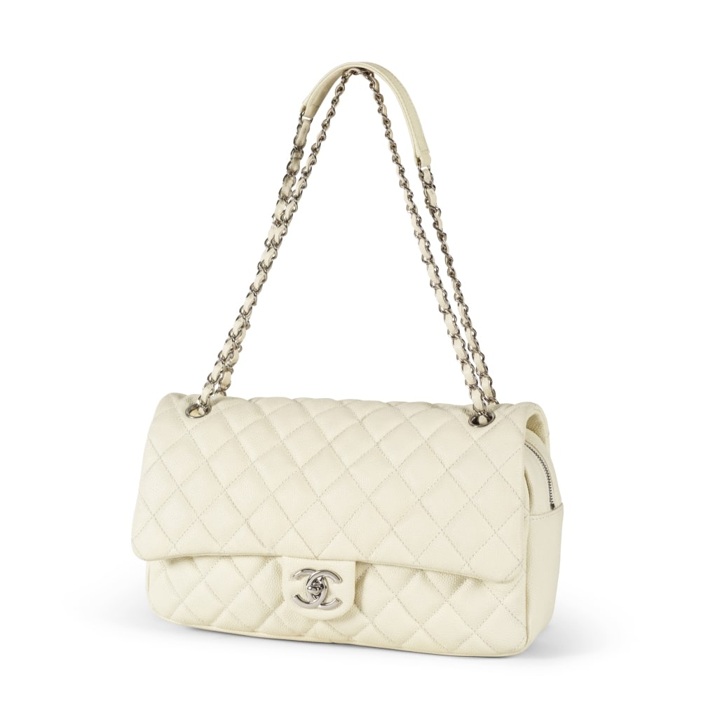 Chanel, année 2015. Sac Classique long 32 en veau caviar coquille d'oeuf, double anse cha&#...: Chanel, année 2015. Sac Classique long 32 en veau caviar coquille d'oeuf, double anse chaîne. Chanel, year 2015. Classic long bag in eggshell caviar calfskin, double chain handle. Directeur 