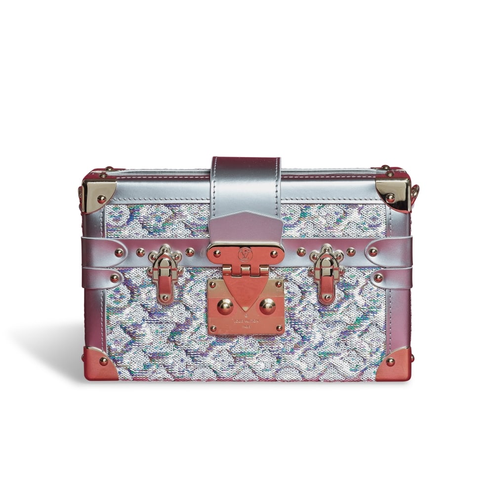 Louis Vuitton. Sac Petite Malle en cuir argenté et sequins Monogram rembourrés. Louis ...: Louis Vuitton. Sac Petite Malle en cuir argenté et sequins Monogram rembourrés. Louis Vuitton. Petite Malle bag in silver leather and padded Monogram sequins. Directeur artistique: Nicolas G