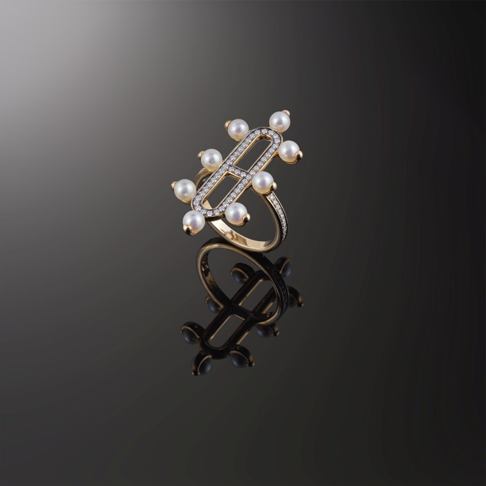 Hermès Paris. Bague Chandra or rose 750 °/°° ornée de diamants et de pe...: Hermès Paris. Bague Chandra or rose 750 °/°° ornée de diamants et de perles Akoya. Hermès Paris. Chandra ring in 750% rose gold adorned with diamonds and Akoya pearls. Co