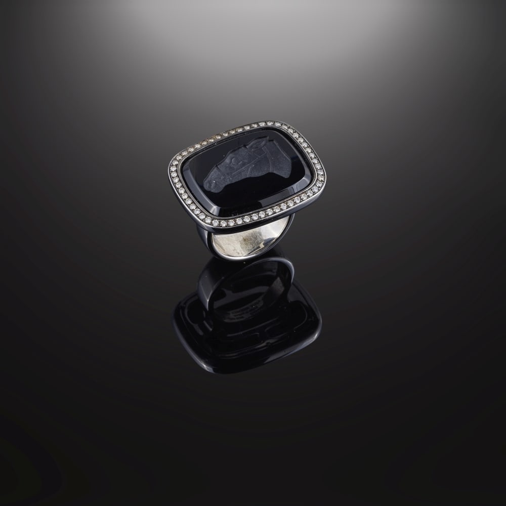 Hermès Paris. Bague Chevauchée en argent 925 °/°°, onyx, diamants, rhod...: Hermès Paris. Bague Chevauchée en argent 925 °/°°, onyx, diamants, rhodiage noir. Hermès Paris. Chevauchée ring in 925 silver, onyx, diamonds, black rhodium plating.