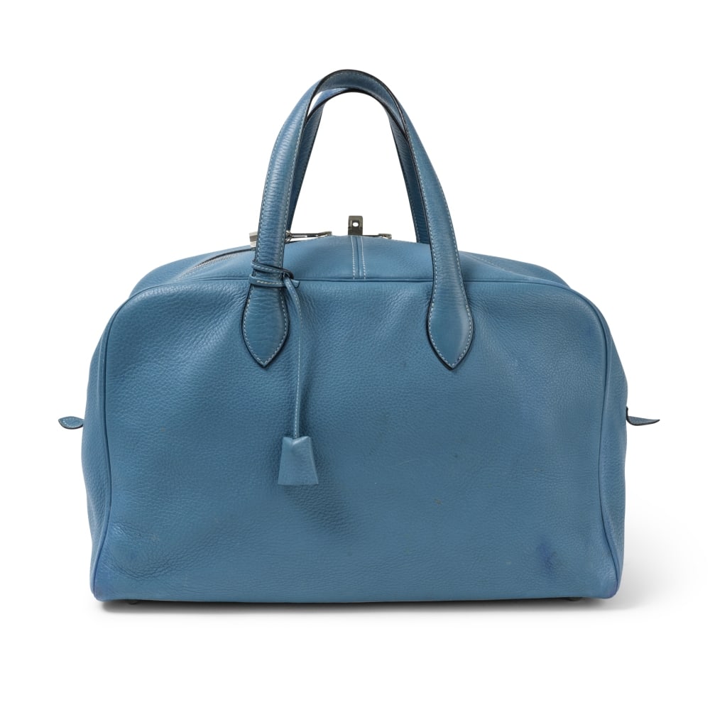 Hermès Paris, année 1999. Sac Victoria en veau Clémence Blue Jean. Hermès Pa...: Hermès Paris, année 1999. Sac Victoria en veau Clémence Blue Jean. Hermès Paris, year 1999. Victoria bag in Clémence Blue Jean calfskin. Garnitures en métal palladié