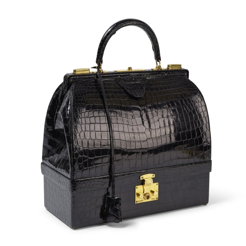 Hermès Paris, circa 1960. Sac Mallette en crocodile brillant noir. Hermès Paris. Black...: Hermès Paris, circa 1960. Sac Mallette en crocodile brillant noir. Hermès Paris. Black glossy crocodile leather case bag. Fermoirs en métal doré, clés sous clochette. Gold-ton