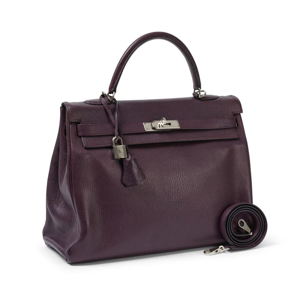 Hermès Paris, année 2008. Sac Kelly Retourné 35 en Chèvre Mysore raisin. Her...: Hermès Paris, année 2008. Sac Kelly Retourné 35 en Chèvre Mysore raisin. Hermès Paris, year 2008. Kelly Retourné 35 bag in Mysore goatskin, grape color. Condition grade: 