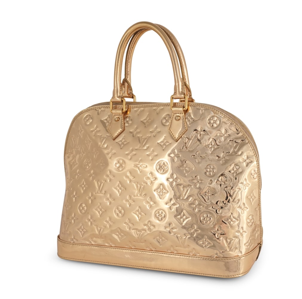 Louis Vuitton. Sac Alma GM en cuir vernis Monogram Miroir or. Louis Vuitton. Alma bag in gold Mo...: Louis Vuitton. Sac Alma GM en cuir vernis Monogram Miroir or. Louis Vuitton. Alma bag in gold Monogram Miroir patent leather. Condition grade: B-. 38,5 x 28,5 x 18,5 cm. Footnotes: Bel état. Quel