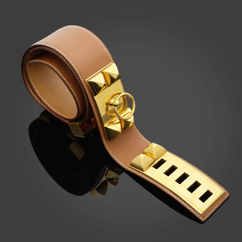 Hermès Paris. Ceinture Médor en veau Epsom Gold et métal doré. Hermès P...: Hermès Paris. Ceinture Médor en veau Epsom Gold et métal doré. Hermès Paris. Médor belt in Epsom Gold calfskin and gold-tone metal. 72 - 77 cm. Footnotes: Rayures sur les