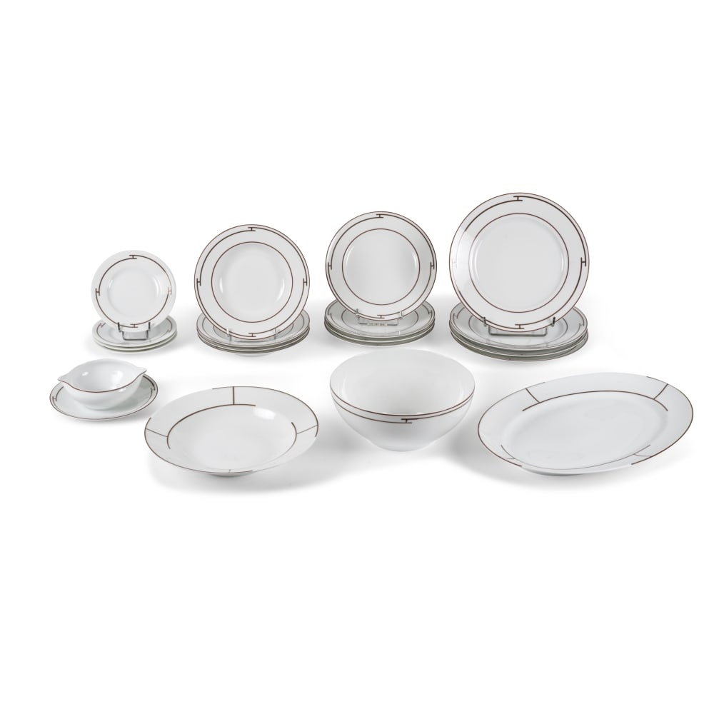 Hermès Paris. Service de table Rythme rouge pour 4 personnes. Hermès Paris. Rythme Rou...: Hermès Paris. Service de table Rythme rouge pour 4 personnes. Hermès Paris. Rythme Rouge tableware for 4 people. 20 pièces : Oval presentation platter: 42 x 31cm. Salad bowl: 25 cm. Dee