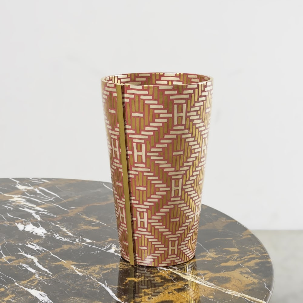 Hermès Paris. Vase haut Périmètre Vannerie, grand modèle en porcelaine. Herm...: Hermès Paris. Vase haut Périmètre Vannerie, grand modèle en porcelaine. Hermès Paris. Tall Perimeter Vannerie Vase, large model in porcelain. Dessiné par Anne Roussel et 