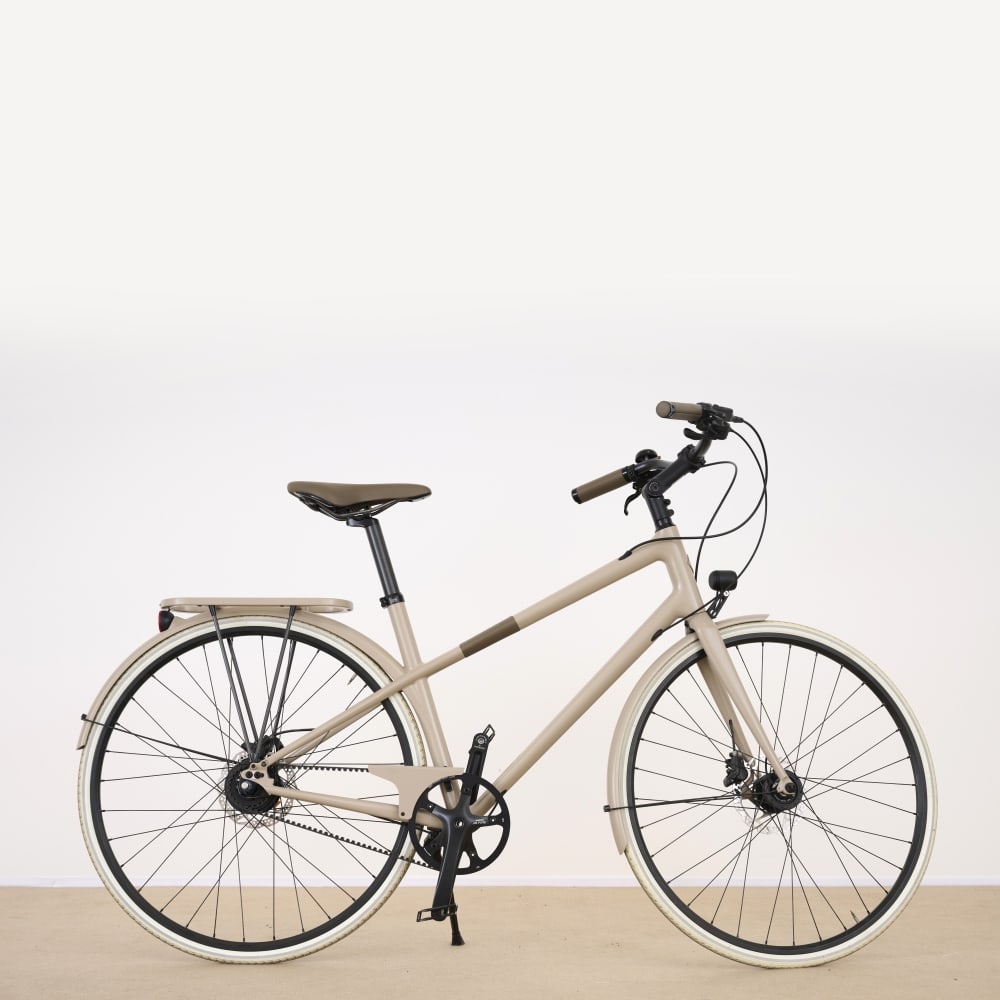 Hermès Paris. Vélo Le Flâneur en carbone et cuir Taurillon Etoupe. Hermès Pa...: Hermès Paris. Vélo Le Flâneur en carbone et cuir Taurillon Etoupe. Hermès Paris. Le Flâneur bicycle in carbon and Taurillon Etoupe leather. Footnotes: Bon état gén&#