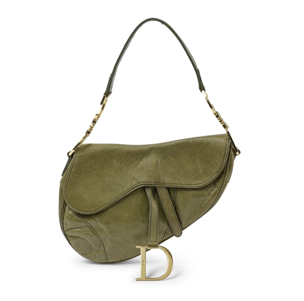 Christian Dior, année 2007. Sac Saddle en cuir vieilli vert olive. Christian Dior, 2007. Sa...: Christian Dior, année 2007. Sac Saddle en cuir vieilli vert olive. Christian Dior, 2007. Saddle bag in aged olive green leather. Attaches et fermoir en métal doré. Gold-tone metal faste