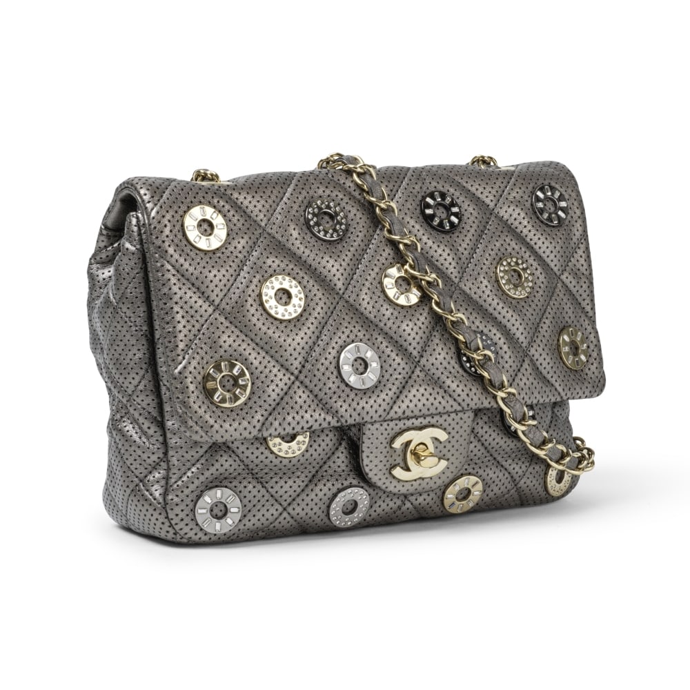 Chanel, Edition Limitée de la collection Resort 2015 Paris - Dubai. Sac Classique PM en cui...: Chanel, Edition Limitée de la collection Resort 2015 Paris - Dubai. Sac Classique PM en cuir métallisé perforé et agrémenté d'œillets strassés. Chanel, Limited 