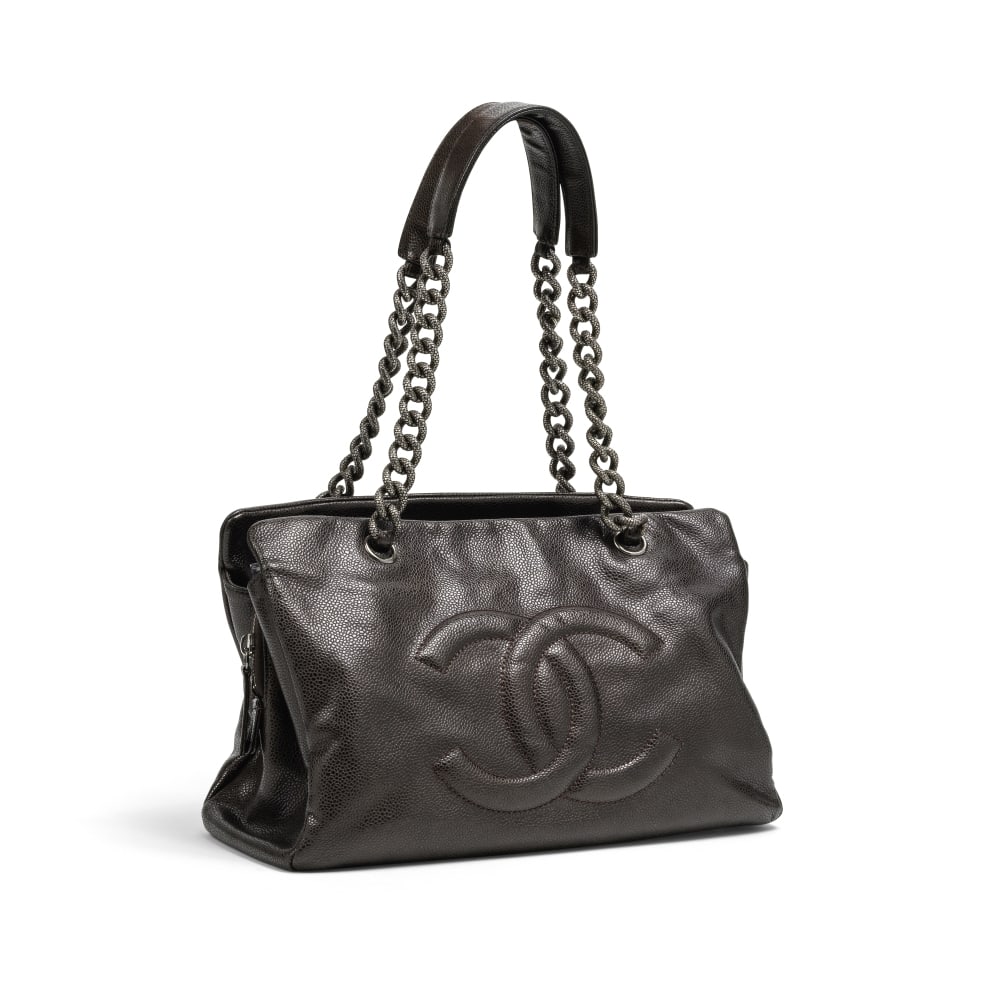 Chanel, année 2010. Sac cabas shopping en cuir caviar marron. Chanel, year 2010. Brown cavi...: Chanel, année 2010. Sac cabas shopping en cuir caviar marron. Chanel, year 2010. Brown caviar leather shopping tote bag. Directeur artistique: Karl Lagerfeld. Condition grade: B+. 31 x 11 x 20 cm