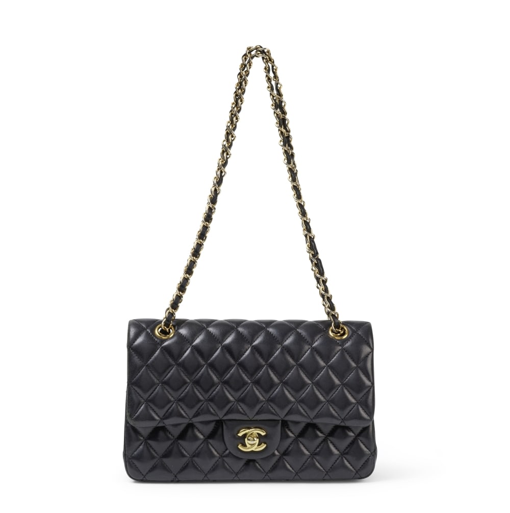Chanel, flapbag - including box: Chanel, année 2014. Sac Classique en cuir agneau matelassé noir. Chanel, 2014. Classic bag in black quilted lambskin leather. Métal doré. Golden-toned métal. 25 x 16 x 16 cm. 