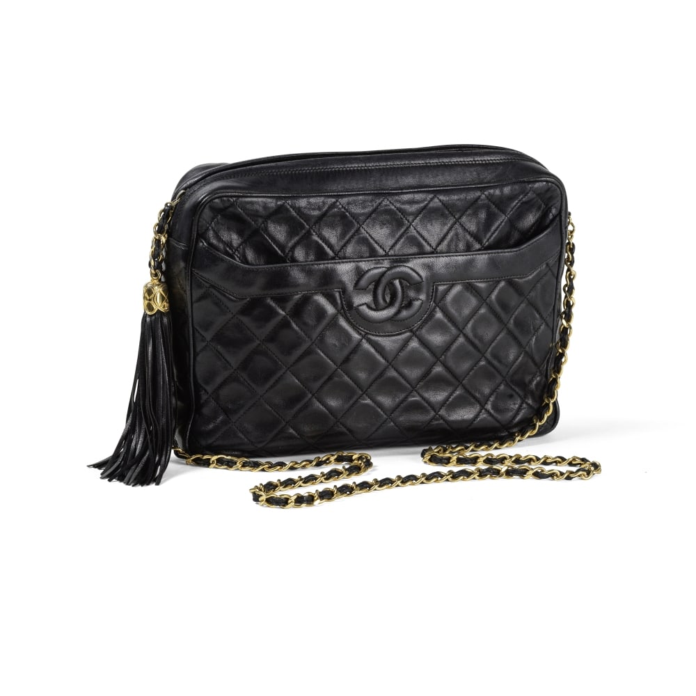 Chanel, circa 1990. Sac Caméra en cuir agneau matelassé noir. Chanel, circa 1990. Came...: Chanel, circa 1990. Sac Caméra en cuir agneau matelassé noir. Chanel, circa 1990. Camera bag in black quilted lambskin leather. Anse bandoulière en métal doré entrelacé d
