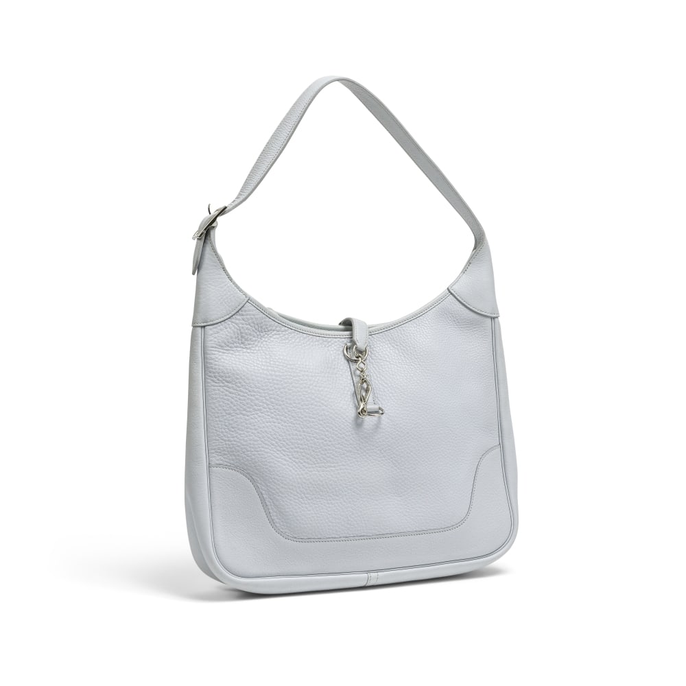 Hermès Paris, année 2001. Sac Trim en veau Taurillon Clémence bleu brume. Herm...: Hermès Paris, année 2001. Sac Trim en veau Taurillon Clémence bleu brume. Hermès Paris, year 2001. Trim bag in misty blue Clémence Taurillon calfskin. Interieur en toile. Canv