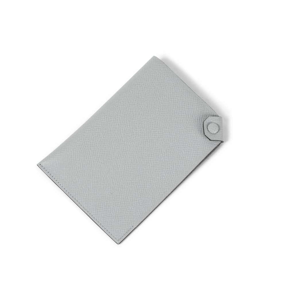 Hermès Paris. Porte-passeport Tarmac en veau Epsom Gris Pantin. Hermès Paris. Tarmac p...: Hermès Paris. Porte-passeport Tarmac en veau Epsom Gris Pantin. Hermès Paris. Tarmac passport holder in Epsom calfskin Pantin Grey. 9,7 x 13,8 cm. Footnotes: Très bon état. Very go