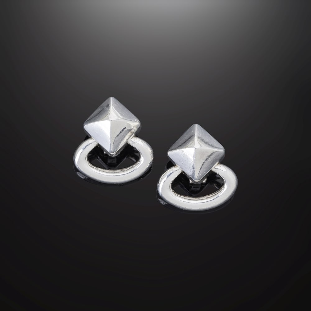 Hermès Paris. Clips d'oreilles Médor en argent 925 °/°°. Hermès Pa...: Hermès Paris. Clips d'oreilles Médor en argent 925 °/°°. Hermès Paris. Médor ear clips in 925 sterling silver. Poids/Weight total: 26.00 gr. Footnotes: Bon état