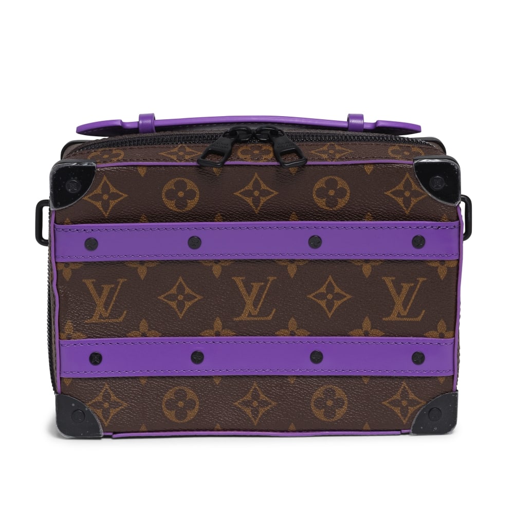 Louis Vuitton, année 2022. Sac Handle Soft Trunk en toile Monogram et cuir violet. Louis Vu...: Louis Vuitton, année 2022. Sac Handle Soft Trunk en toile Monogram et cuir violet. Louis Vuitton, year 2022. Soft Trunk Handle Bag in Monogram canvas and purple leather. Directeur artistique: Vir
