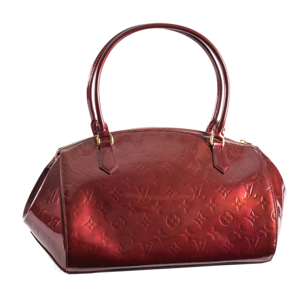 Louis Vuitton. Sac Sherwood en cuir verni bordeaux Monogram embossé. Louis Vuitton. Sherwoo...: Louis Vuitton. Sac Sherwood en cuir verni bordeaux Monogram embossé. Louis Vuitton. Sherwood bag in burgundy Monogram embossed patent leather. Condition grade: B 30 xc 19 x 20 cm Footnotes: Quelq