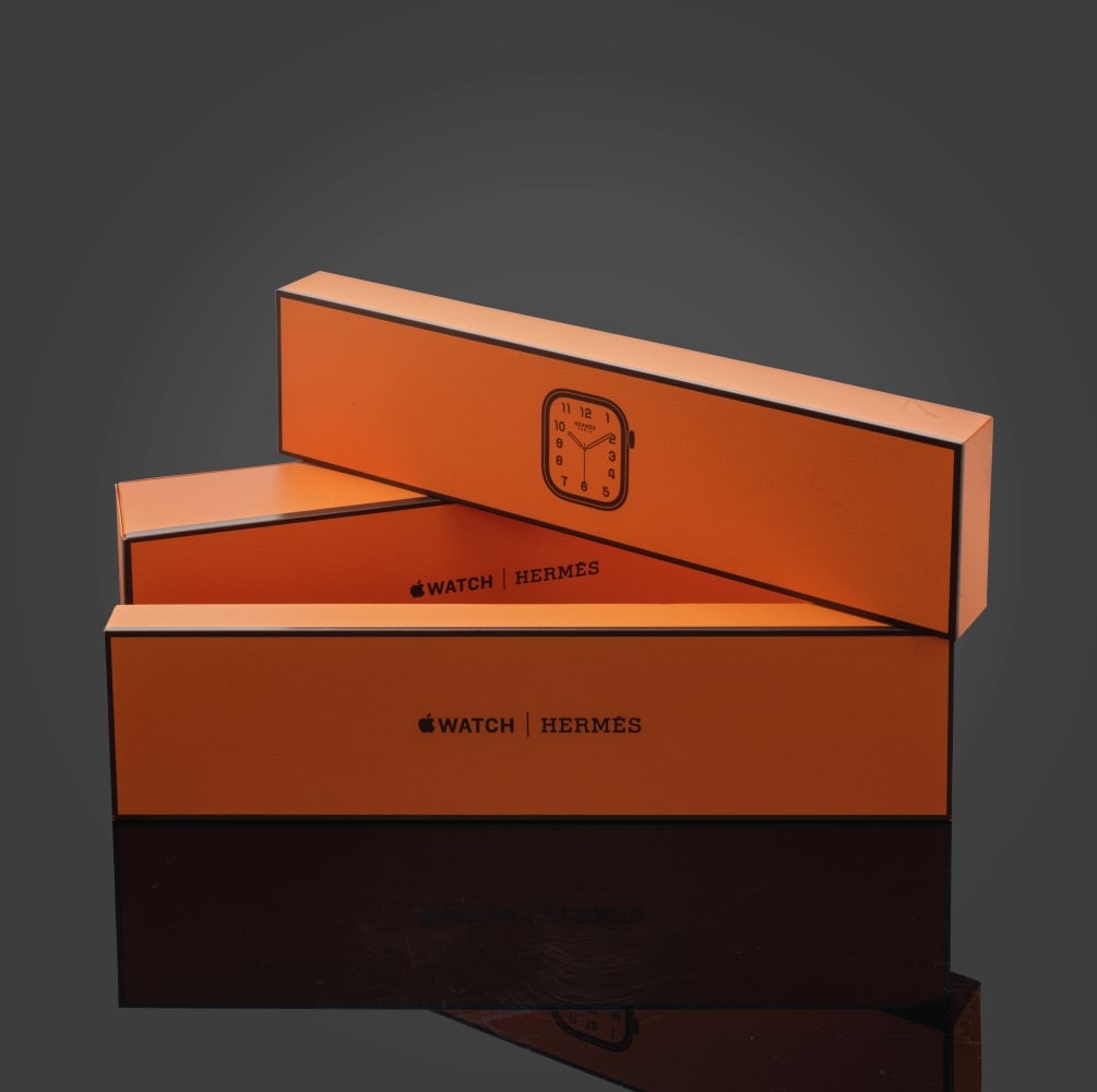 Hermès Paris x Apple. Boîtier Series 11 46 mm en titane avec un bracelet en caoutchouc...: Hermès Paris x Apple. Boîtier Series 11 46 mm en titane avec un bracelet en caoutchouc blanc. Hermès Paris x Apple. Series 11 46mm titanium case with a white rubber strap. Footnotes: Br