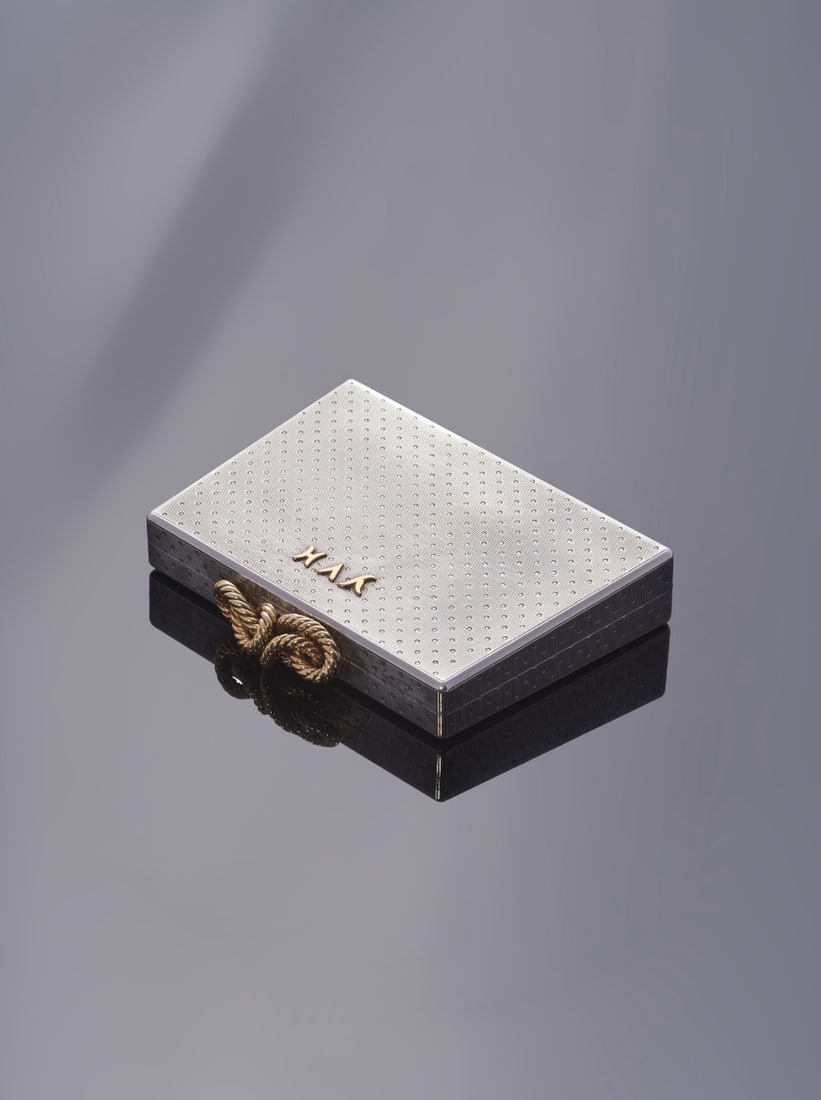 Hermès Paris. Boîte de beauté en argent guilloché 925°/°° et ...: Hermès Paris. Boîte de beauté en argent guilloché 925°/°° et or 750°/° Hermès Paris. Beauty box in 925 silver and 750 gold. Intérieur ouvrant sur