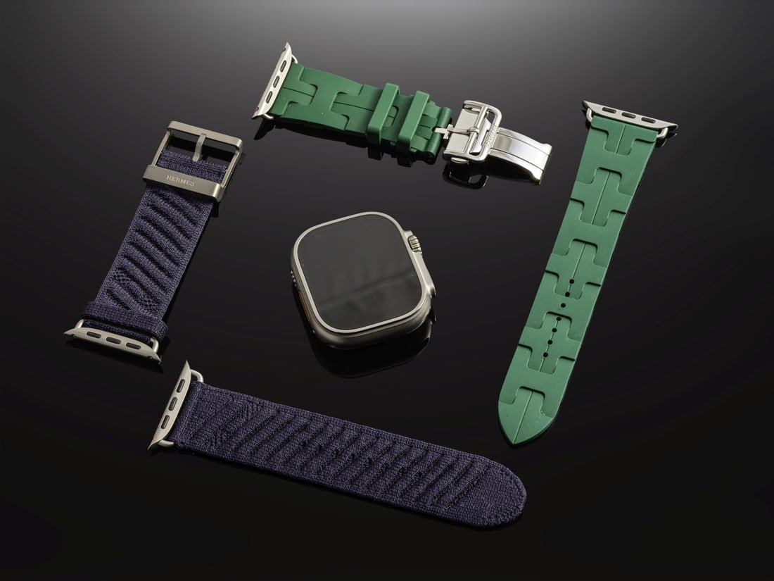 Hermès Paris x Apple. Boîtier Ultra en titane et ceramique 49 mm avec ces deux bracele...: Hermès Paris x Apple. Boîtier Ultra en titane et ceramique 49 mm avec ces deux bracelets. Hermès Paris x Apple. 49mm Ultra case in titanium and ceramic with these two bracelets. Conditi