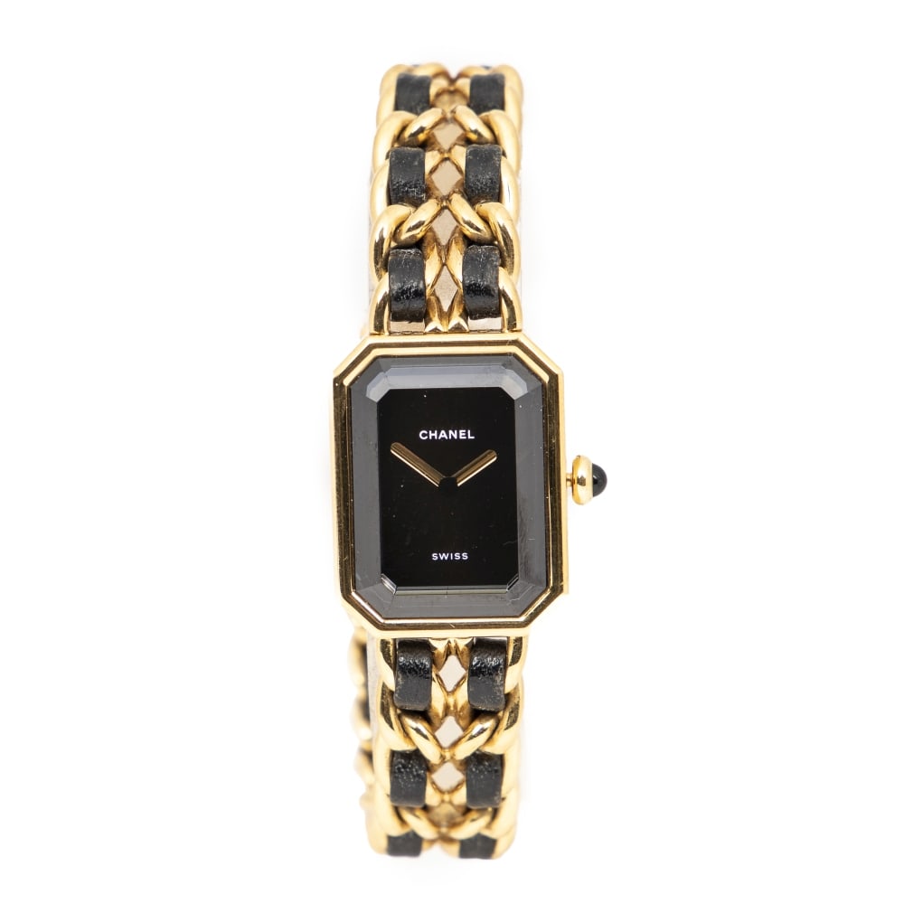 Chanel, année 1997. Montre Première en métal doré et cuir agneau noir. Chane...: Chanel, année 1997. Montre Première en métal doré et cuir agneau noir. Chanel, Year 1997. Première watch in gold-tone metal and black lambskin. Directeur artistique : Karl Lag
