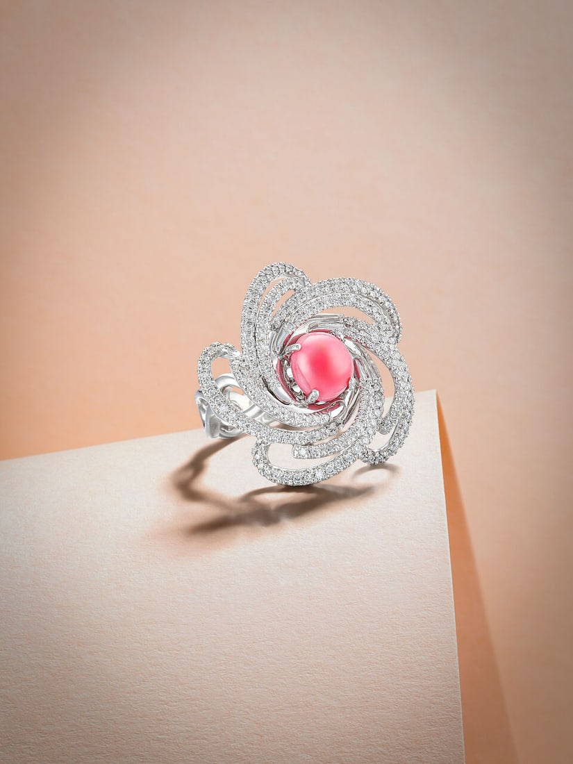 CONCH PEARL AND DIAMOND RING: CONCH PEARL AND DIAMOND RING 天然海螺珍珠配鑽石戒指 Certificate: Japan gem report, conch pearl, natural, pink (UBA 3950, 27 March