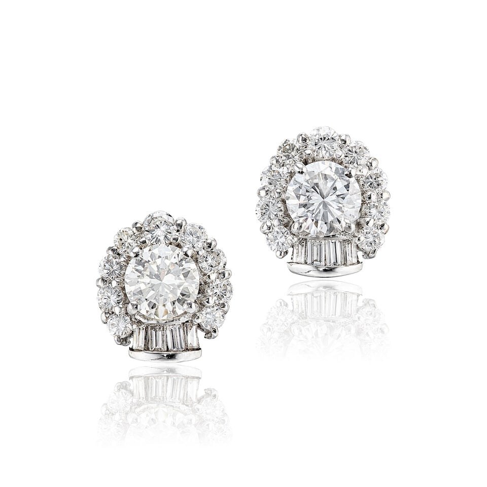 PAIR OF DIAMOND EARRINGS: PAIR OF DIAMOND EARRINGS 1.15克拉M色VS2淨度鑽石配1.06克拉E色SI1淨度鑽石耳環 Certificates: 2 GIA