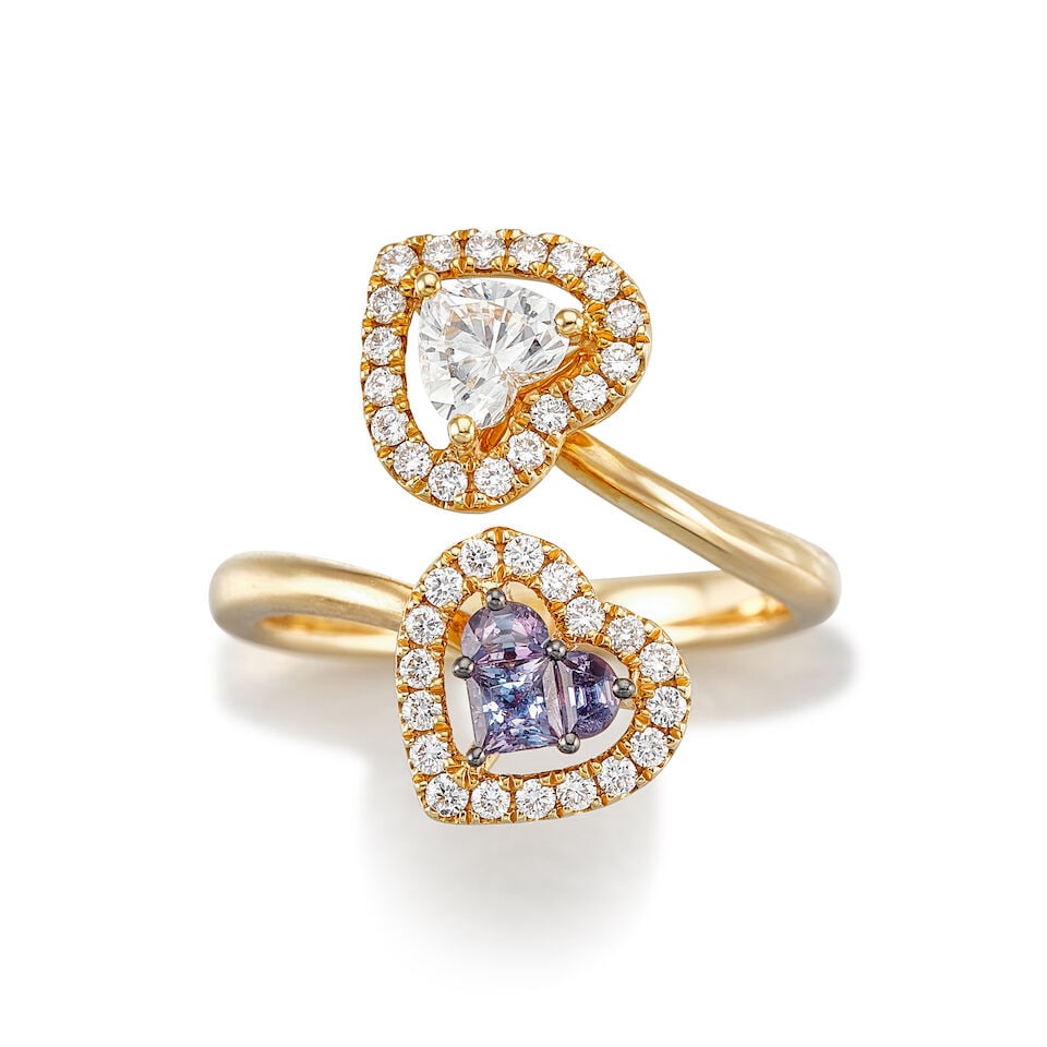 ALEXANDRITE CHRYSOBERYL AND DIAMOND RING: ALEXANDRITE CHRYSOBERYL AND DIAMOND RING 亞歷山大變色石配鑽石戒指 Certificate: GIA Diamond Dossier, diamond, 0.39ct, E,
