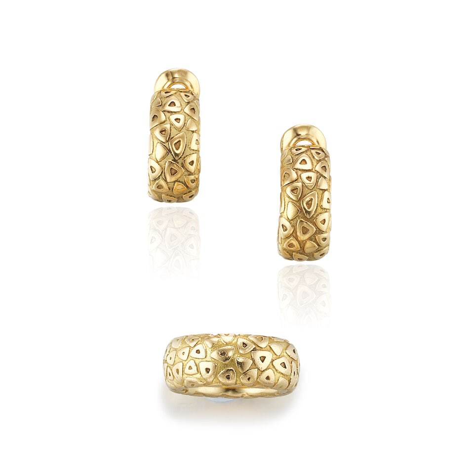 CHAUMET PARIS: GOLD RING AND EARCLIP SET (2): CHAUMET PARIS: GOLD RING AND EARCLIP SET Chaumet Paris: 黃金戒指及耳夾套裝 Signature: Chaumet Paris, maker's and French assay marks, numbered 1813