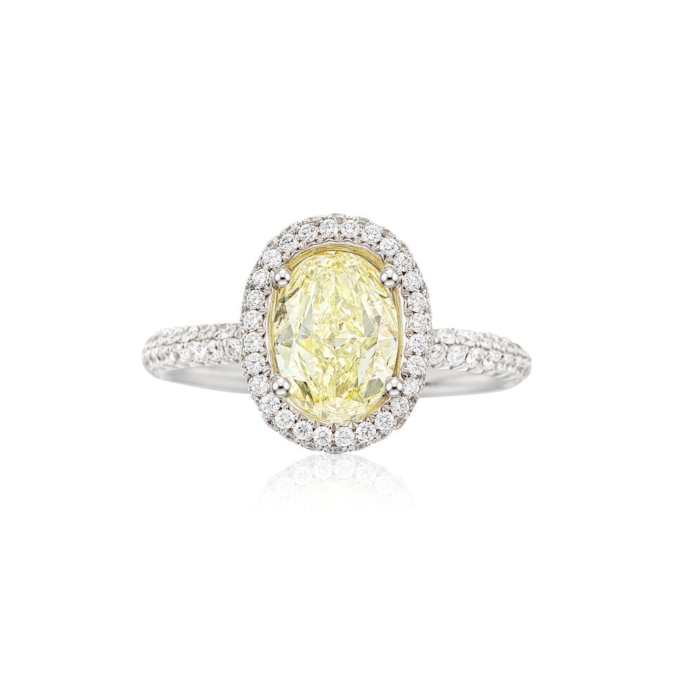 FANCY YELLOW DIAMOND AND DIAMOND RING: FANCY YELLOW DIAMOND AND DIAMOND RING 1.59克拉天然彩黃色SI1淨度鑽石配鑽石戒指 Certificate: GIA, fancy