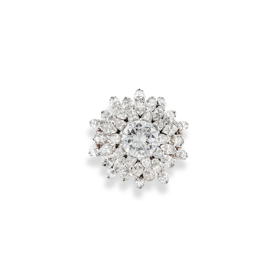 DIAMOND CLUSTER RING: DIAMOND CLUSTER RING 鑽石戒指 Principal diamond: approx. 2.00cts Metal: platinum Ring size: 5¼ Gross weight: 12.2g For further information on this lot please visit