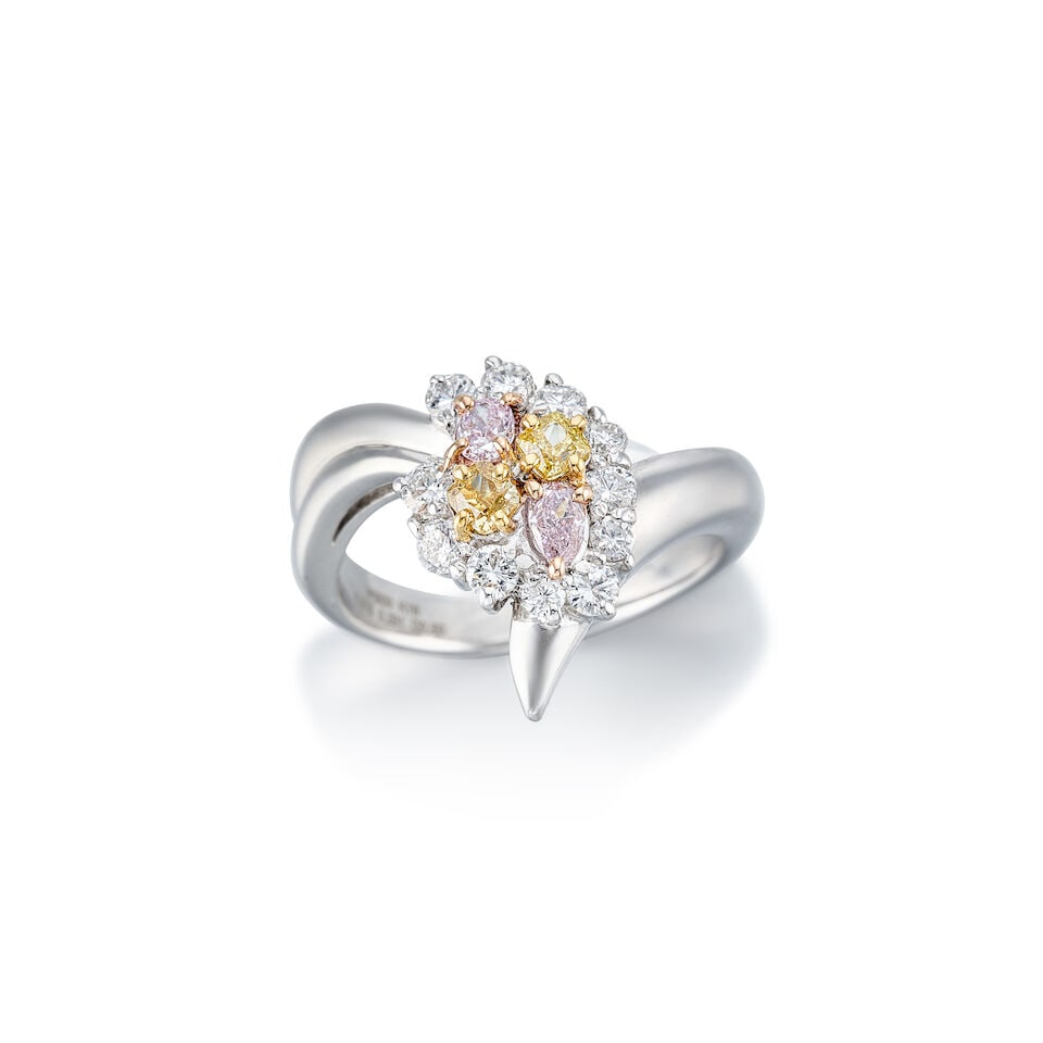 COLOURED DIAMOND AND DIAMOND RING: COLOURED DIAMOND AND DIAMOND RING 天然彩色鑽石配鑽石戒指 Certificates: 4 Japan gem cards Fancy Purplish Pink diamond, natural,