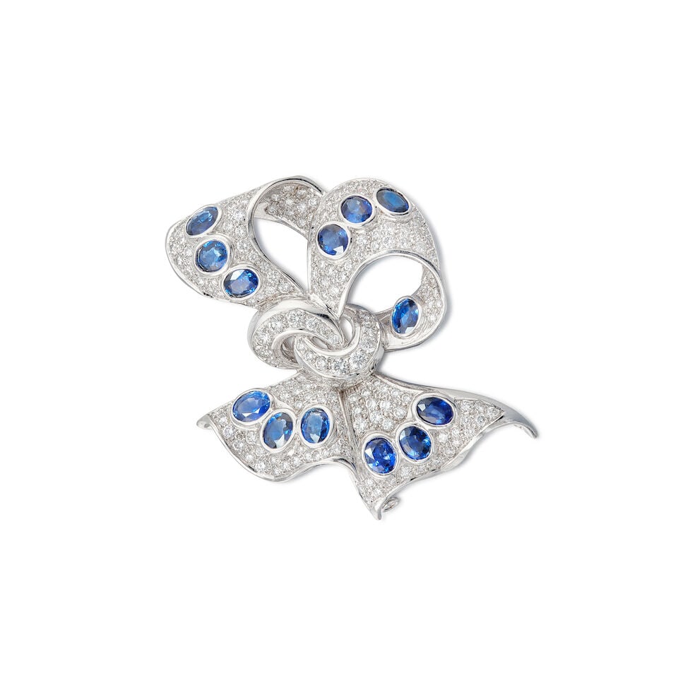 SAPPHIRE AND DIAMOND 'RIBBON BOW' BROOCH: SAPPHIRE AND DIAMOND 'RIBBON BOW' BROOCH 藍寶石配鑽石「蝴蝶結」別針 Sapphires: approx. 5.85cts Diamonds: approx.