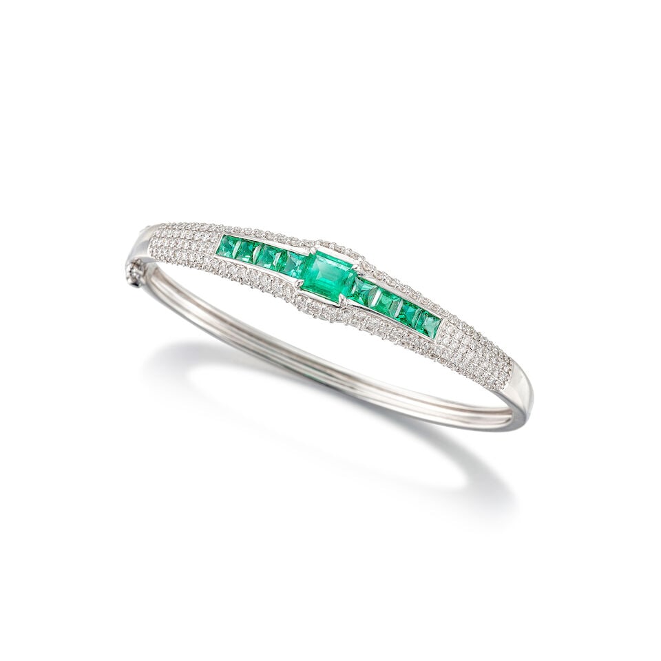 EMERALD AND DIAMOND BANGLE: EMERALD AND DIAMOND BANGLE 祖母綠配鑽石手鐲 Emeralds: approx. 2.15cts Diamonds: approx. 2.00cts Metal: 18 karat white gold Inner circumference: