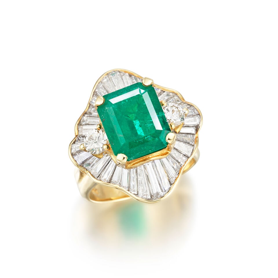 EMERALD AND DIAMOND RING: EMERALD AND DIAMOND