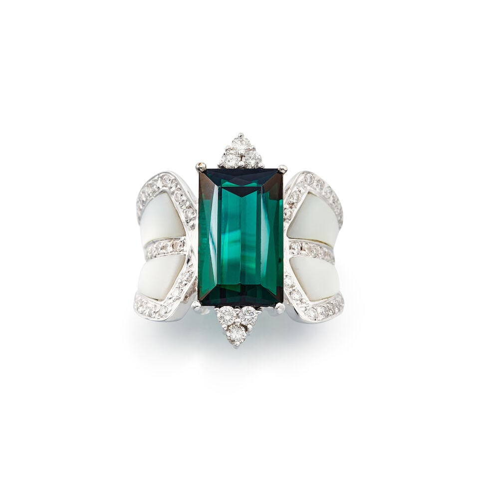 TOURMALINE, MOTHER-OF-PEARL AND DIAMOND RING: TOURMALINE, MOTHER-OF-PEARL AND DIAMOND RING 碧璽配珍珠母貝及鑽石戒指 Certificate: IGI, tourmaline, natural, intense bluish