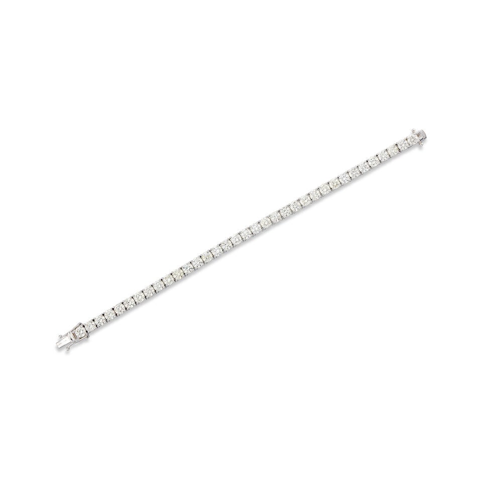 DIAMOND TENNIS BRACELET: DIAMOND TENNIS BRACELET 鑽石項鍊 Diamonds: 35pcs, approx. 10.90cts Metal: 18 karat white gold Length: 16.5cm Gross weight: 14.1g For further information on this lot please