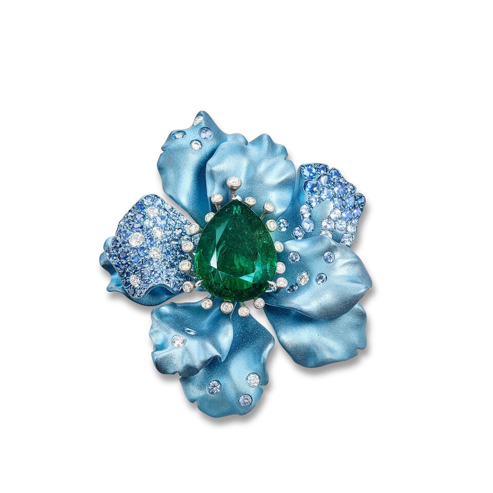ERAYA: EMERALD, GEM-SET AND DIAMOND FLORAL RING: ERAYA: EMERALD, GEM-SET AND DIAMOND FLORAL RING Eraya：祖母綠配藍寶石及鑽石戒指 Emerald: stamped 6.20cts Sapphires: