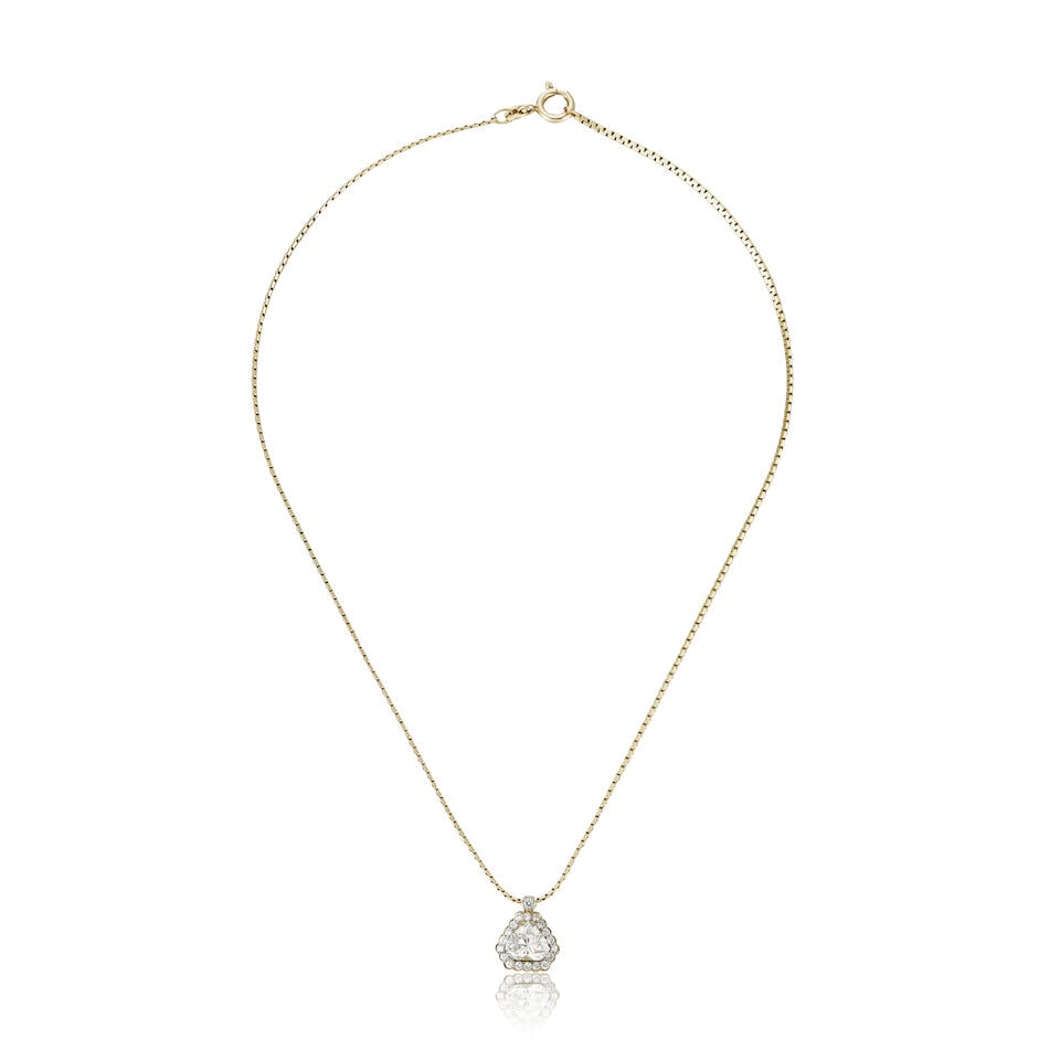 DIAMOND PENDANT NECKLACE: DIAMOND PENDANT NECKLACE 鑽石吊墜項鍊 Metal: 18 karat white and yellow gold Length: pendant 1.4cm; necklace 40.0cm Gross weight: 8.1g For further information on