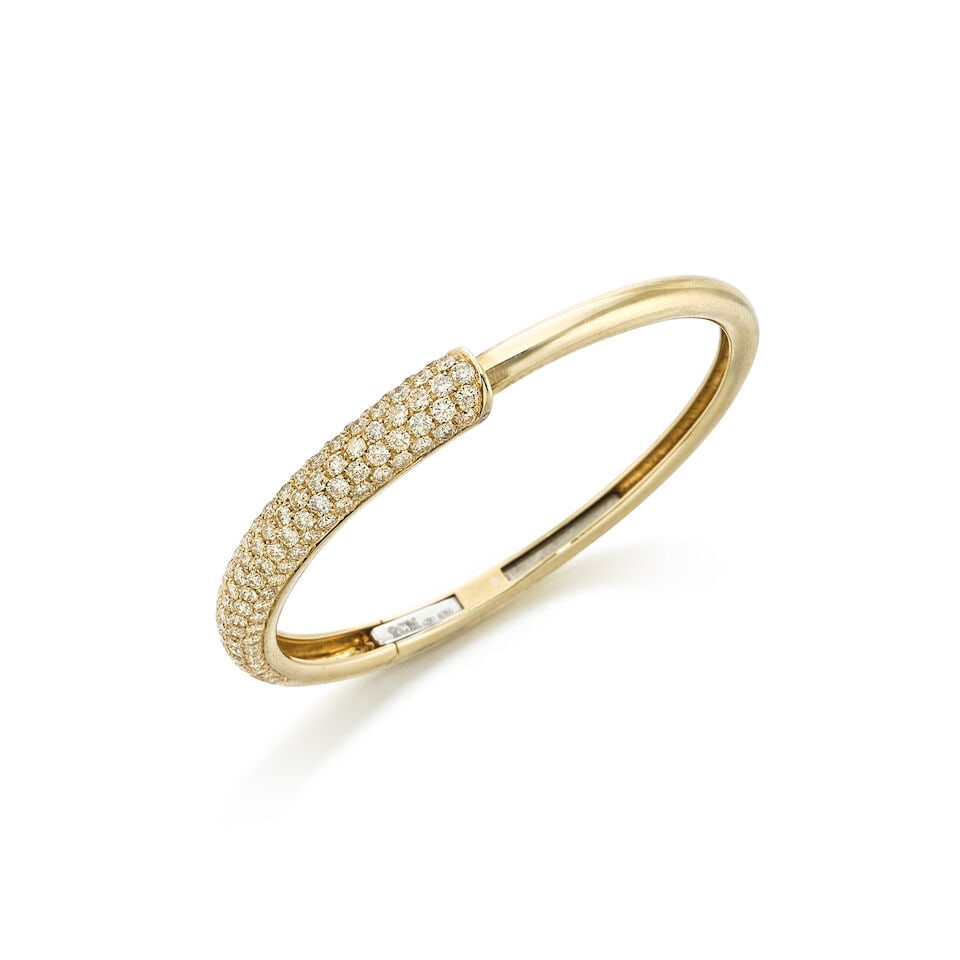 DIAMOND HINGED BANGLE: DIAMOND HINGED BANGLE 鑽石手鐲 Diamonds: approx. 3.70cts Metal: 18 karat yellow gold Inner circumference: 17.5cm Gross weight: 33.0g For further information on this lot please 