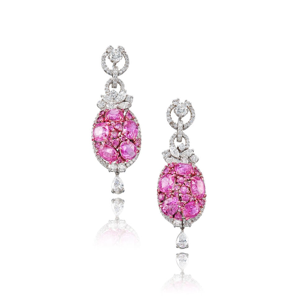 PAIR OF PINK SAPPHIRE AND DIAMOND PENDENT EARRINGS: PAIR OF PINK SAPPHIRE AND DIAMOND PENDENT EARRINGS 粉紅色剛玉配鑽石吊墜耳環 Certificates: 2 Bellerophon, selected pink