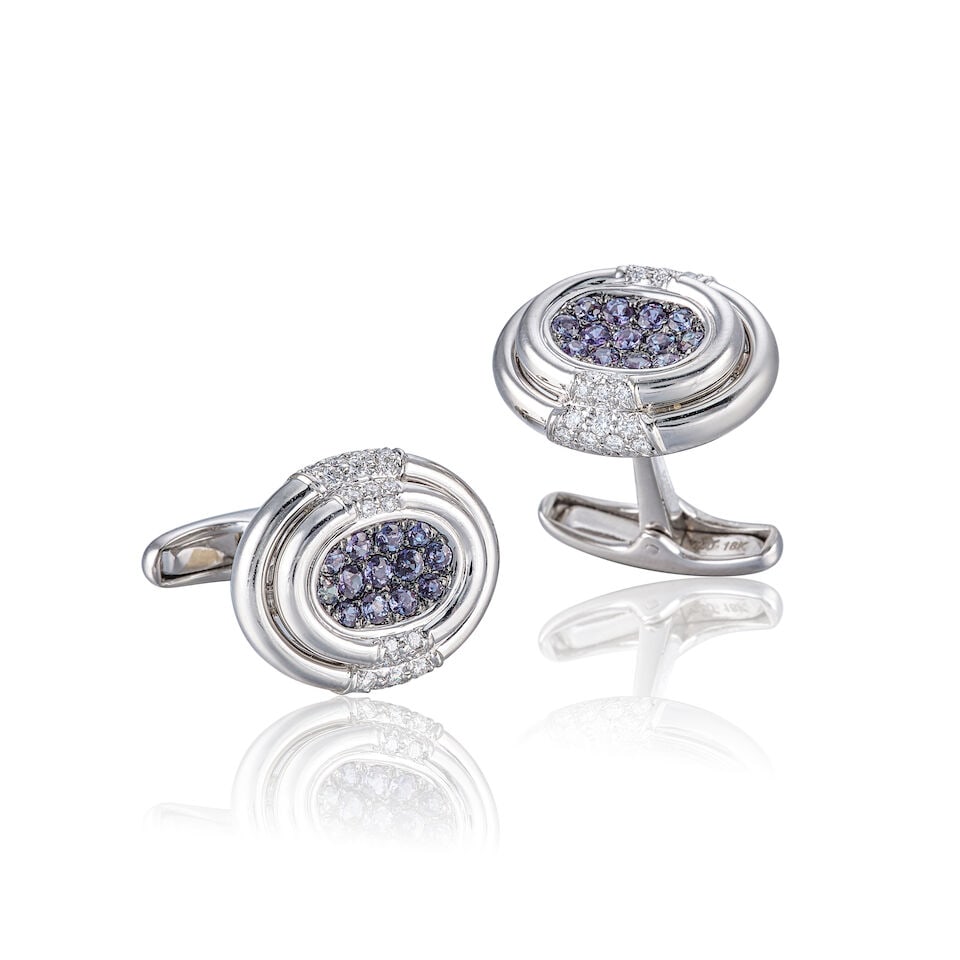 PAIR OF ALEXANDRITE CHRYSOBERYL AND DIAMOND CUFFLINKS: PAIR OF ALEXANDRITE CHRYSOBERYL AND DIAMOND CUFFLINKS 亞歷山大變色石配鑽石袖扣一對 Alexandrite chrysoberyl: stamped