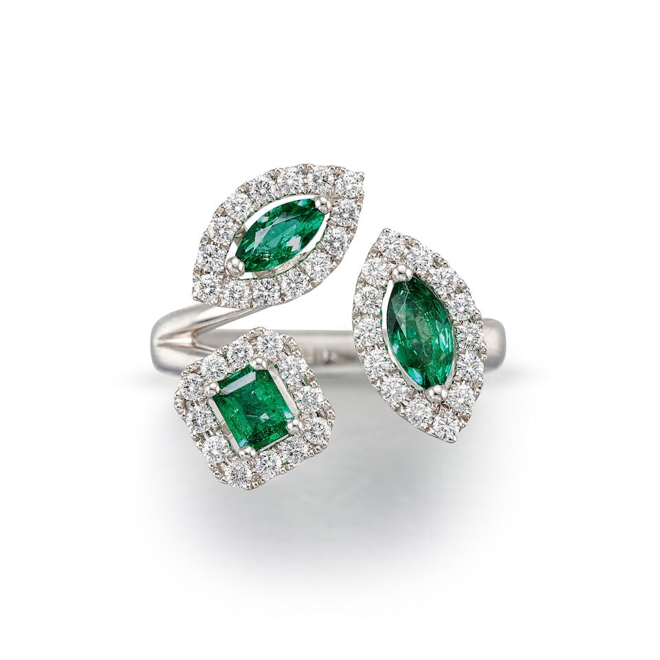 EMERALD AND DIAMOND RING: EMERALD AND DIAMOND RING 祖母綠配鑽石戒指 Metal: platinum Ring size: 6¼ Gross weight: 9.0g For further information on this lot please visit Bonhams