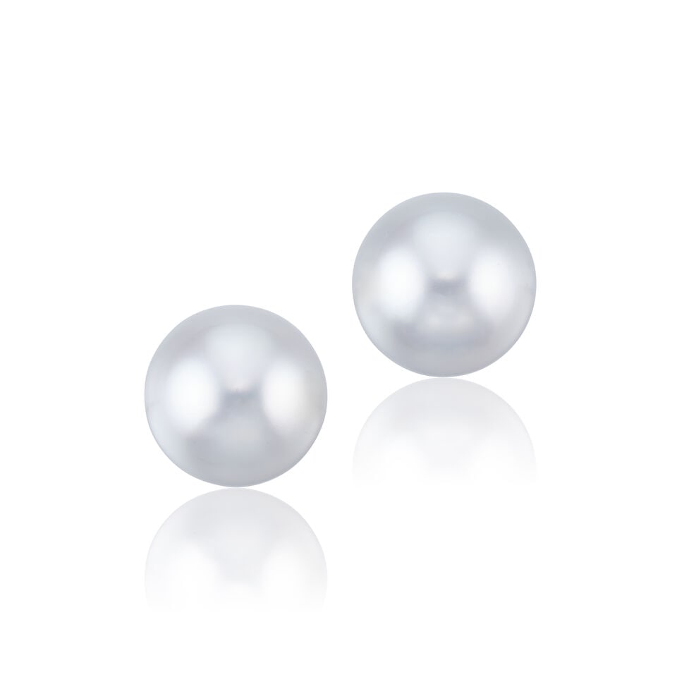 PAIR OF CULTURED PEARL EARSTUDS: PAIR OF CULTURED PEARL EARSTUDS 養殖珍珠耳環 Cultured pearls: approx. 14.10 x 13.64 and 14.25 x 14.00mm Metal: platinum Gross weight: 11.6g Footnotes: Cultured