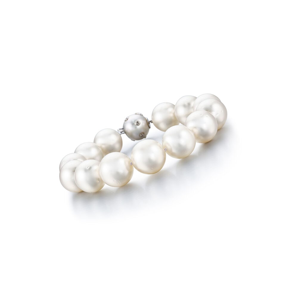 CULTURED PEARL AND DIAMOND BRACELET: CULTURED PEARL AND DIAMOND BRACELET 養殖珍珠配鑽石手鍊 Cultured pearls: 13pcs, approx. 13.10 - 14.50mm Metal: 18 karat white gold Length: