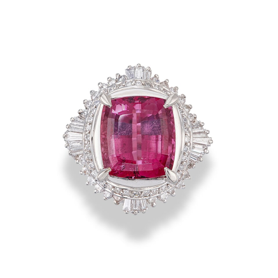 RUBELLITE TOURMALINE AND DIAMOND RING: RUBELLITE TOURMALINE AND DIAMOND RING 紅碧璽配鑽石戒指 Certificate: IGI, rubellite tourmaline, natural, intense purplish pink (24J2508726,27 March