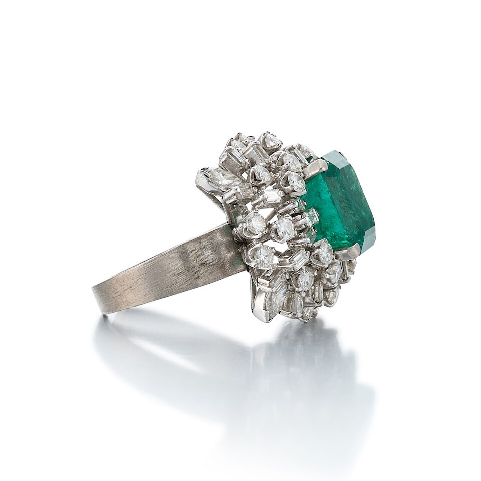 EMERALD AND DIAMOND RING - 4