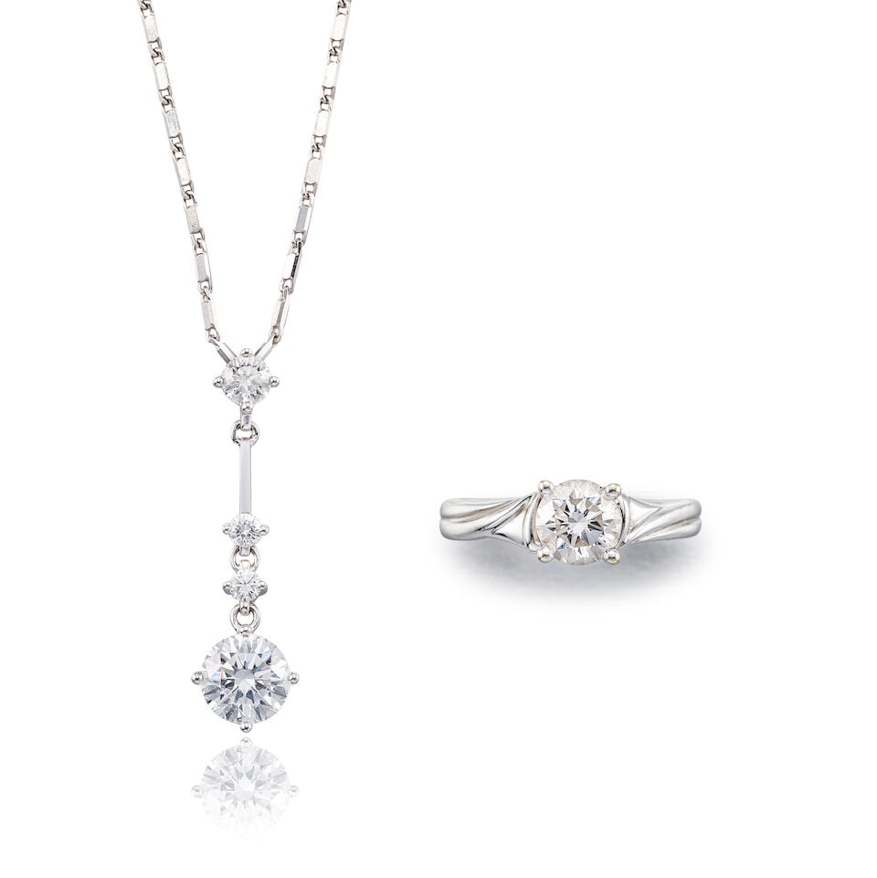 DIAMOND PENDANT NECKLACE AND RING SET (2): DIAMOND PENDANT NECKLACE AND RING SET 1.02克拉F色VS1淨度鑽石吊墜項鍊及鑽石戒指 Certificate: GIA,