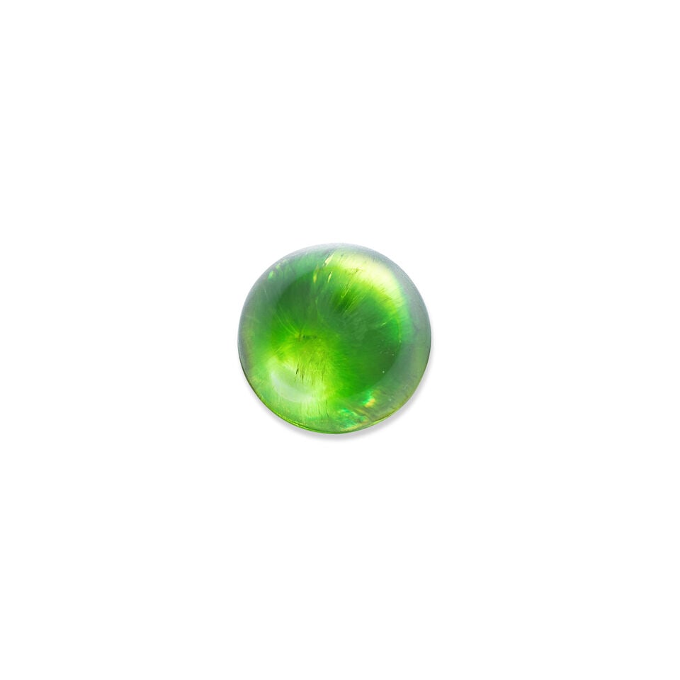 UNMOUNTED DEMANTOID GARNET: UNMOUNTED DEMANTOID GARNET 8.50克拉天然「俄羅斯」翠榴石 Certificate: Guild, demantoid garnet, natural, 8.50cts, vivid green, Rus